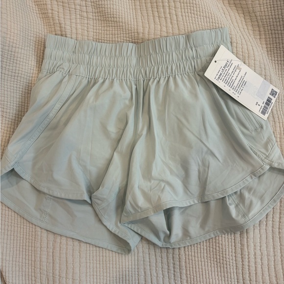 BNWT Lululemon - TRACKER Short 4” - Picture 1 of 2